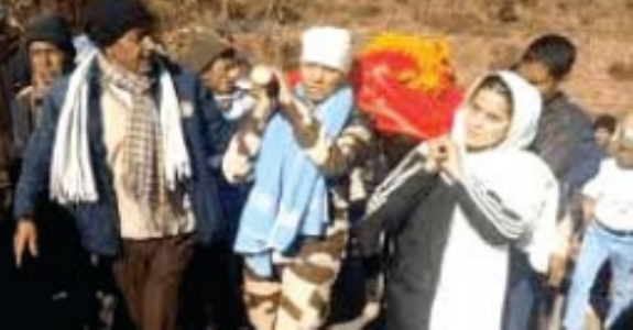 उत्तराखंड की 7 बेटियाें ने पिता की अर्थी उठाई